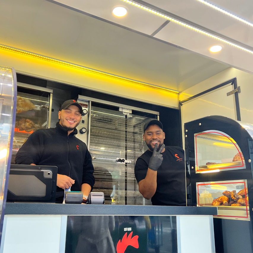 Mehdy Bouras et Sofiane Karmou dans leur foodtruck Papapoule